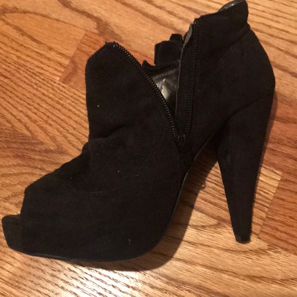Black Side Zip Ruffle Bootie - Picture 4 of 6
